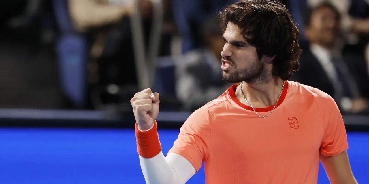 Carlos Alcaraz comemorando com troféu no ATP 500 de Tóquio