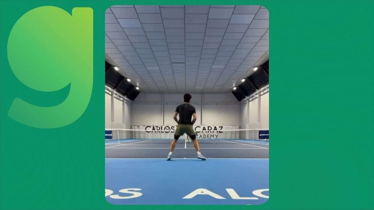 Carlos Alcaraz treinando com a mão esquerda e munhequeira no punho direito