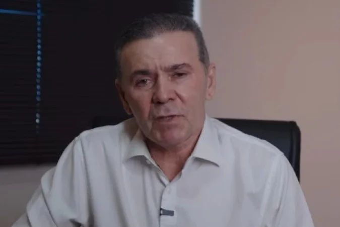 Alcides Fernandes grava vídeo ao lado do filho André