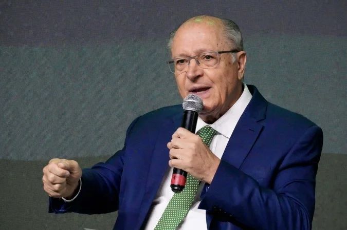 Geraldo Alckmin dando entrevista