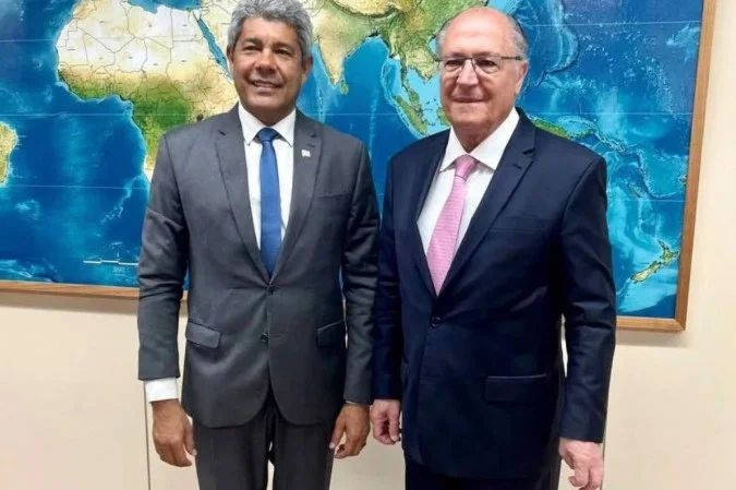 Geraldo Alckmin conversando com jornalistas em Salvador