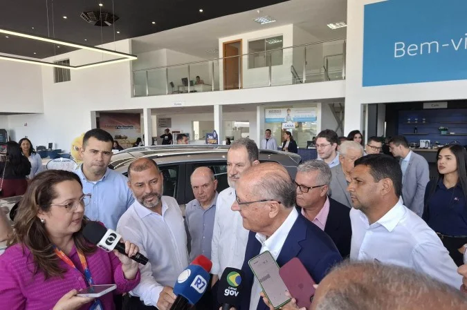 Geraldo Alckmin em visita a concessionária