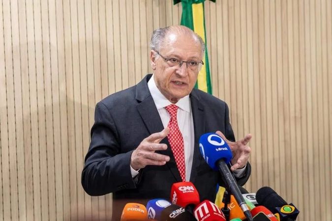 Geraldo Alckmin ao lado de Lula em visita à Avibras