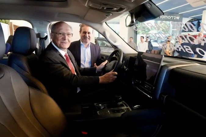 Geraldo Alckmin em visita a concessionária em Brasília