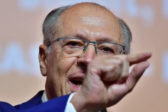 Geraldo Alckmin ao lado de Lula durante convenção do PSB