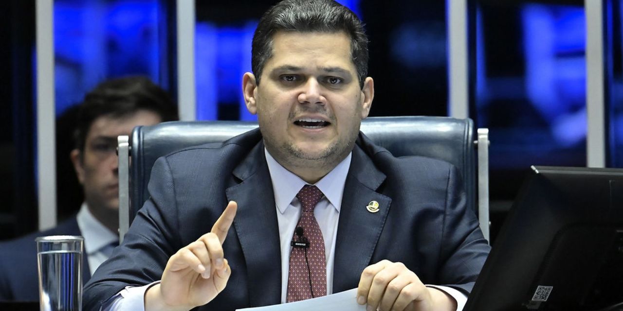 Davi Alcolumbre chegando ao plenário do Senado