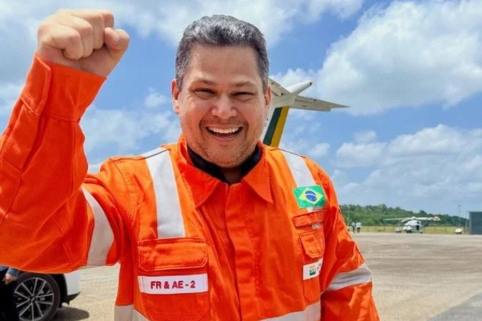 Davi Alcolumbre e Lula a bordo de navio-sonda da Petrobras