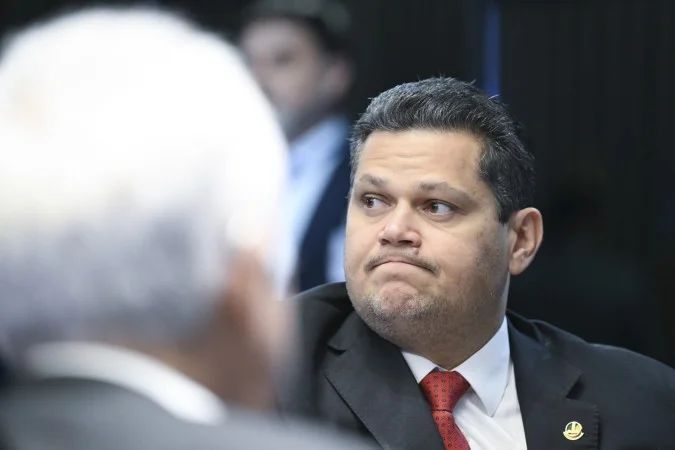 Davi Alcolumbre assinando despacho no Senado