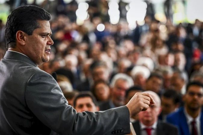 Senador Davi Alcolumbre em discurso na Marcha a Brasília em Defesa dos Municípios