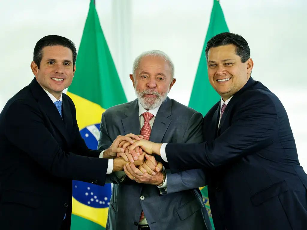 Davi Alcolumbre saindo do Palácio da Alvorada