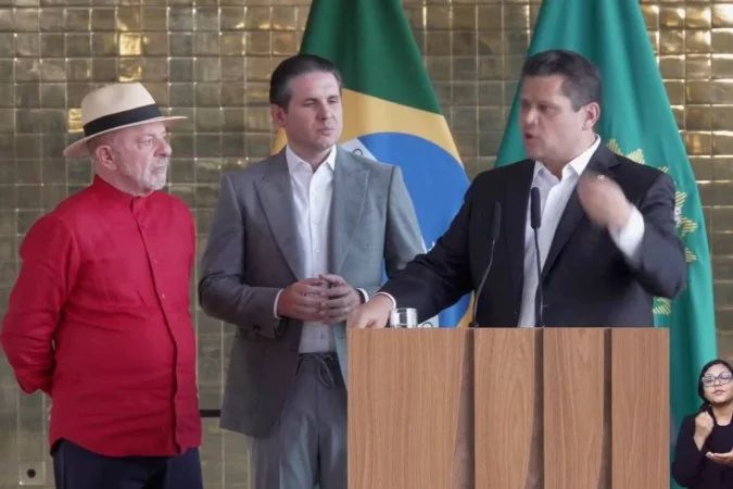 Davi Alcolumbre concede entrevista após encontro