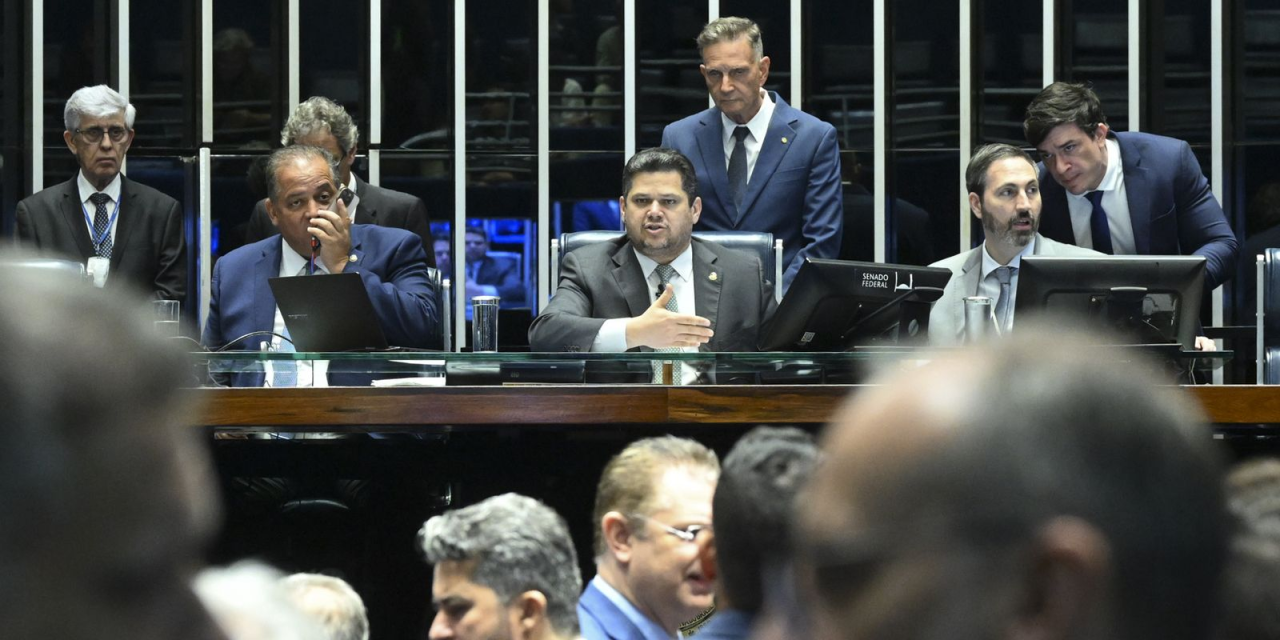 Senador Davi Alcolumbre anuncia promulgação da lei
