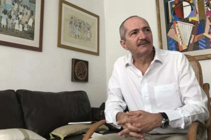 Aldo Rebelo falando à imprensa sobre pré-candidatura