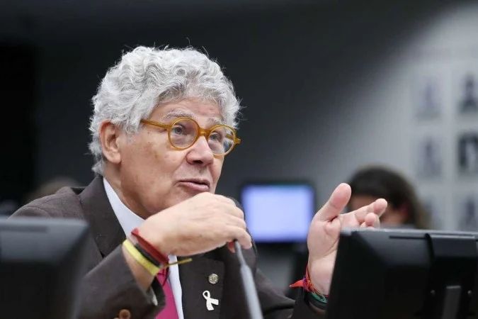 Nikolas Ferreira e logomarca da Polícia Federal