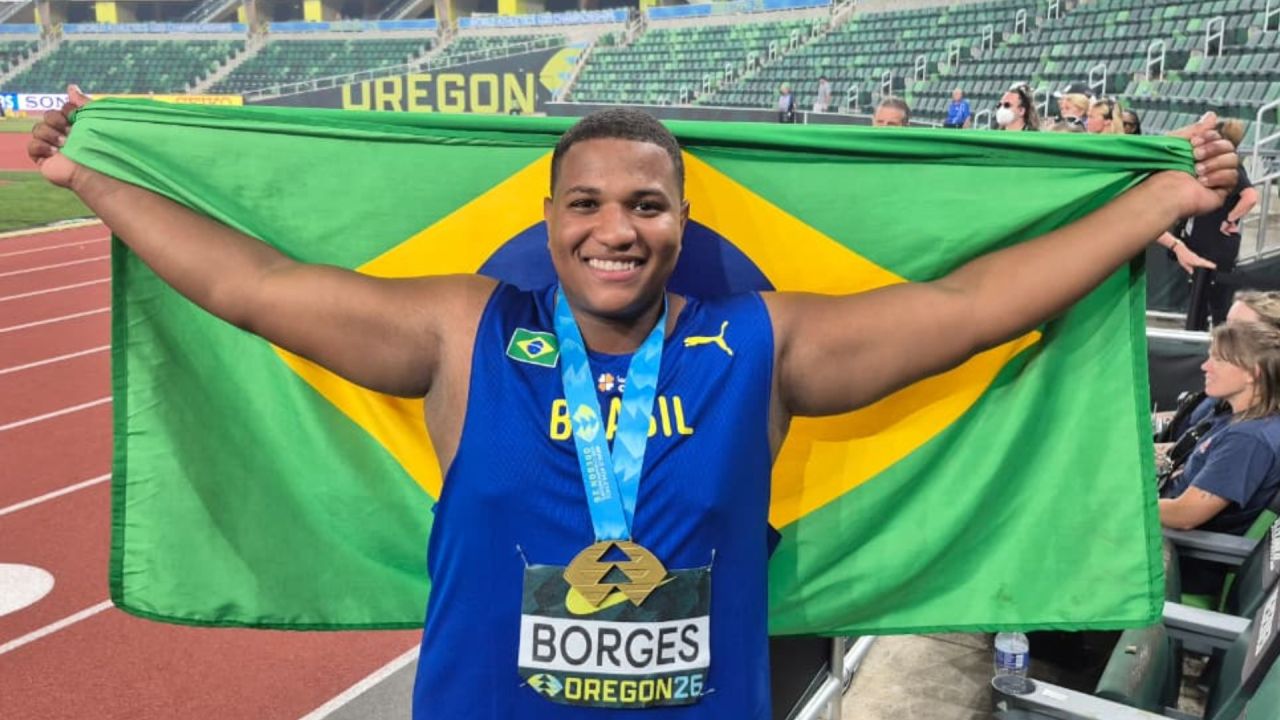 Alessandro Borges comemorando o ouro no arremesso de peso