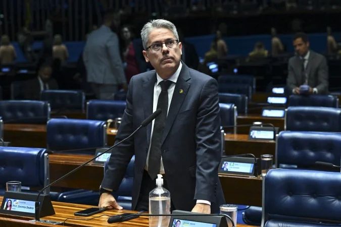 Senador Alessandro Vieira durante sessão no Senado