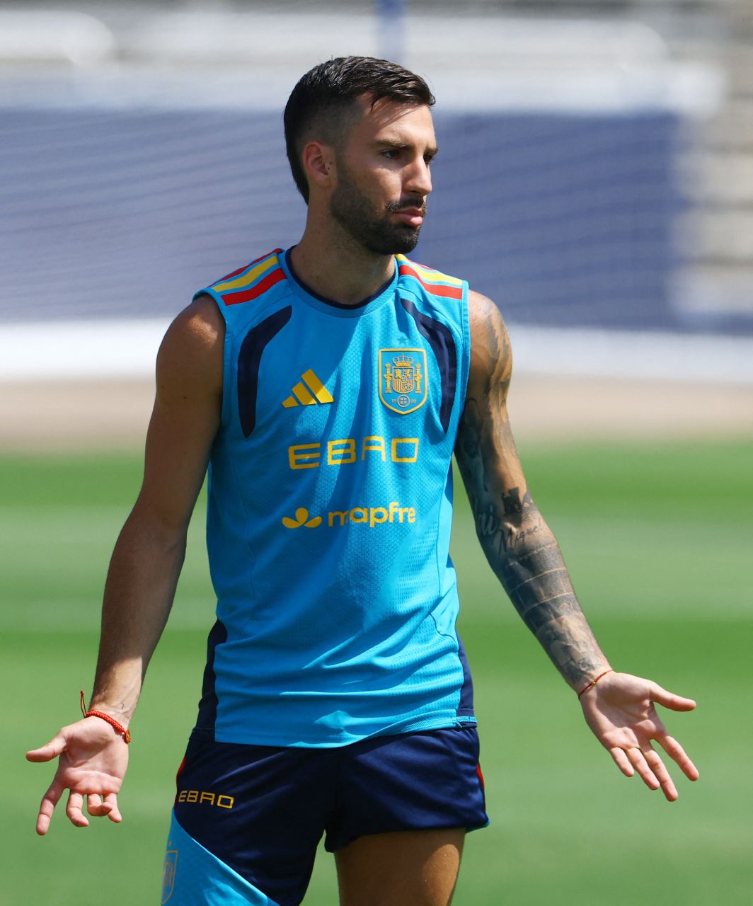 Álex Baena com a camisa da seleção espanhola