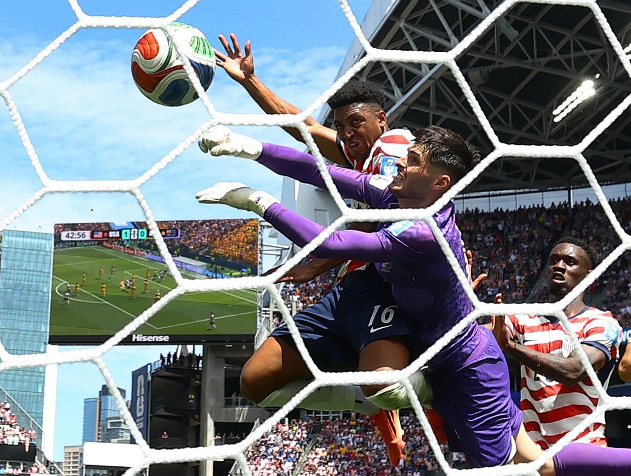 Alex Freeman comemorando gol
