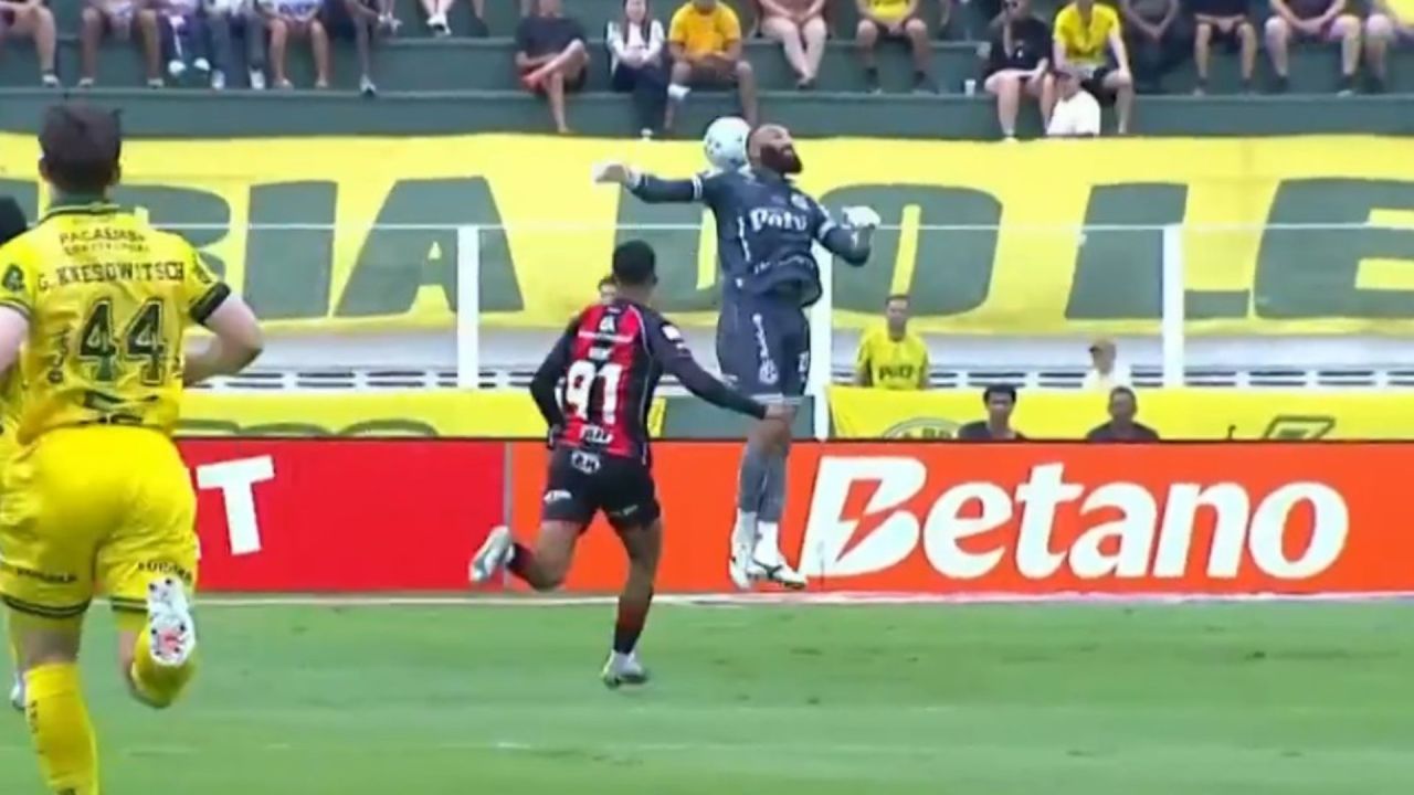 Alex Muralha erra saída do gol e concede lance para Renê