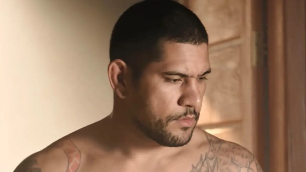 Alex Poatan raspando a cabeça em vídeo promocional do UFC