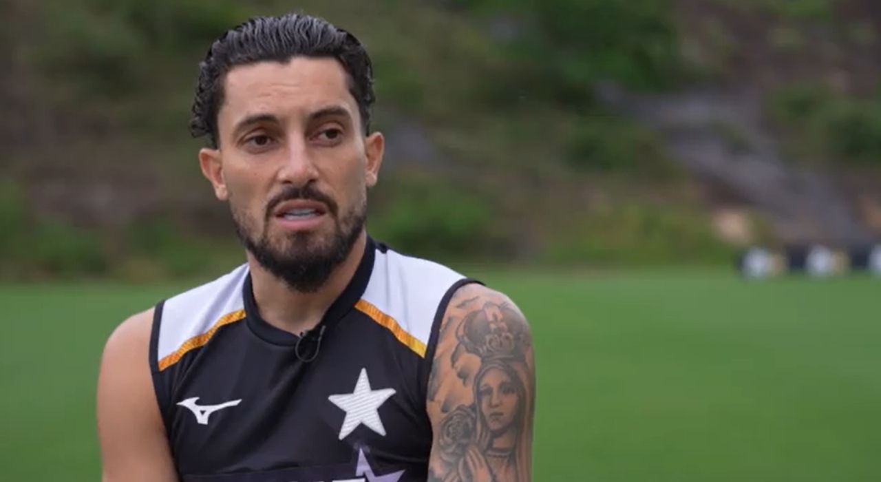Alex Telles com a camisa do Botafogo