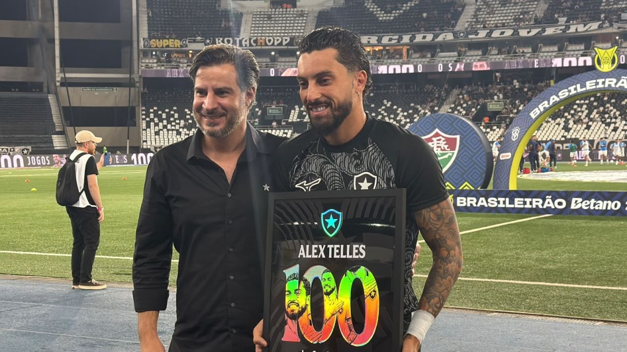 Alex Telles recebendo homenagem no estádio Nilton Santos