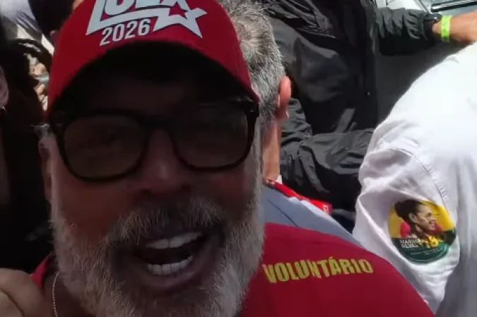 Alexandre Frota com camiseta vermelha em caminhada pró-Lula
