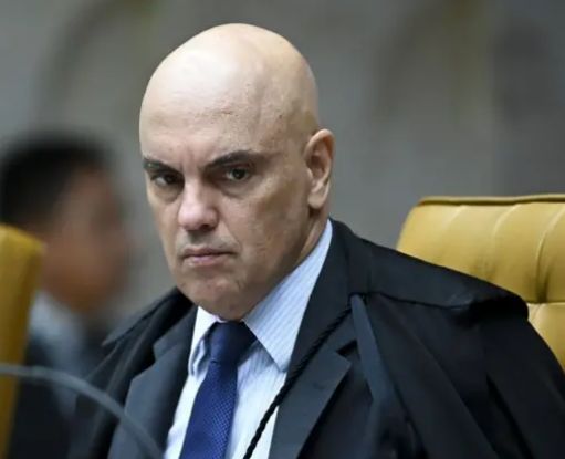 Montagem com imagens do ministro Alexandre de Moraes e do ex-presidente Jair Bolsonaro, representando a tensão entre STF e bolsonarismo
