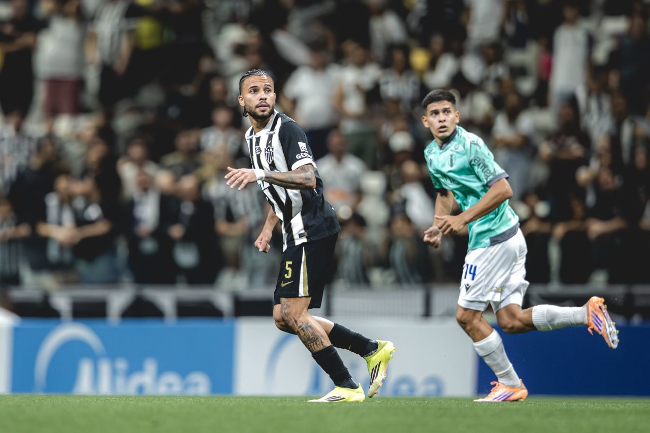 Alexsander em ação com a camisa do Atlético-MG