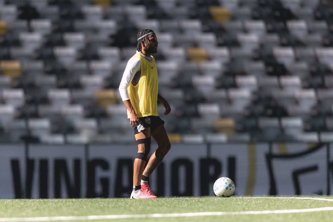 Alexsander durante treino tático no CT do Atlético-MG