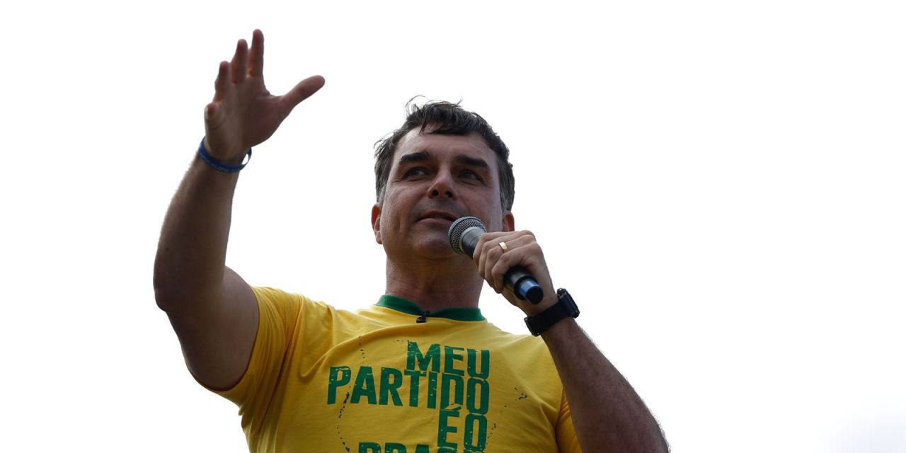 Print de postagem de Simón Levy sobre chegada de Flávio Bolsonaro aos EUA