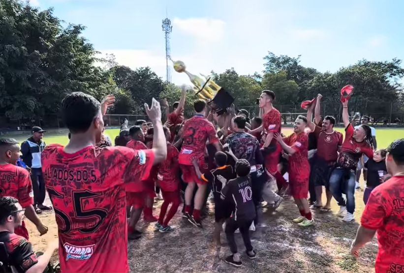 Jogadores do Aliados comemorando o título da Copa Isla no Campo da 26 em Guarulhos