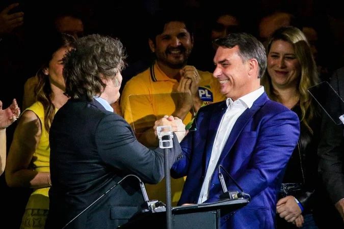 senador Flávio Bolsonaro em discurso público