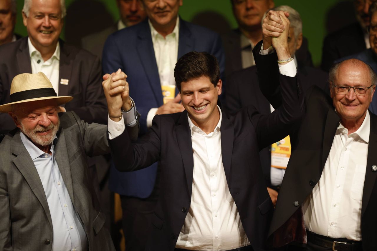 João Campos em atividade de campanha