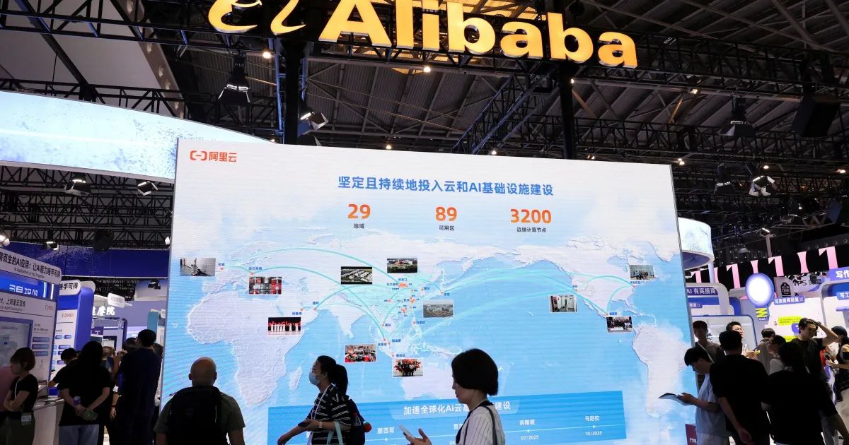 Logotipo da Alibaba em sede corporativa