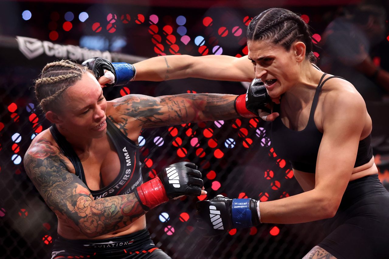 Aline Pereira comemora vitória no cage
