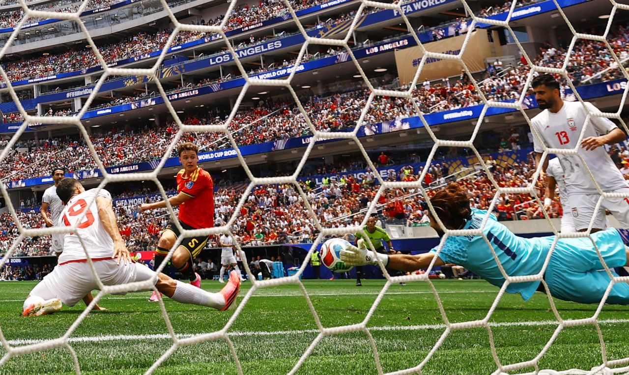 Alireza Beiranvand faz defesa decisiva contra a Bélgica