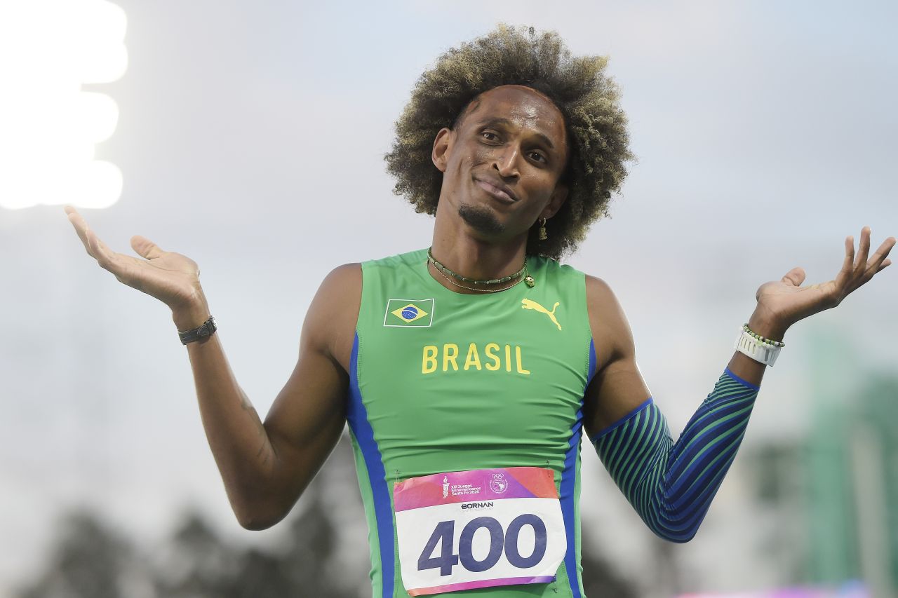 Alison dos Santos comemorando no pódio após vitória nos 400 m dos Jogos Sul‑Americanos