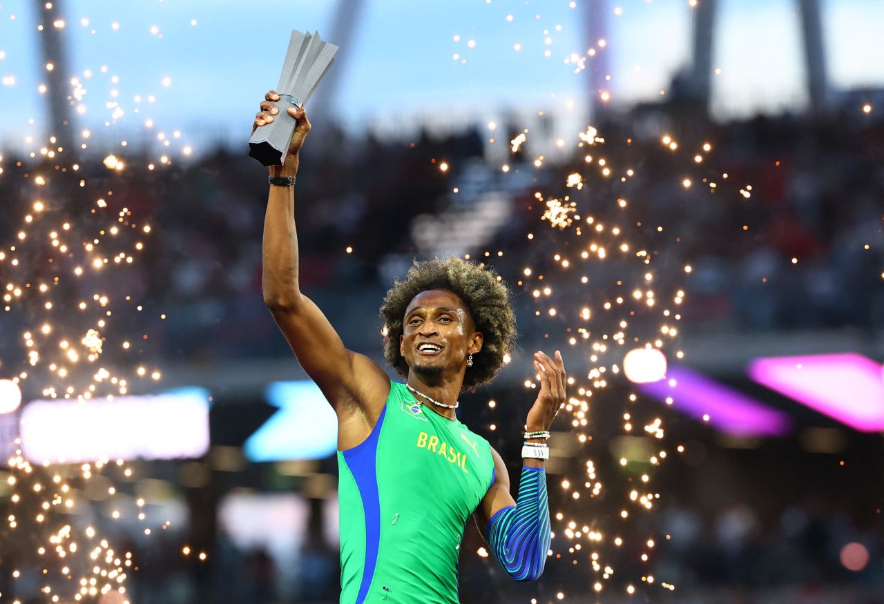 Alison dos Santos comemorando vitória nos 400m com barreiras em Budapeste