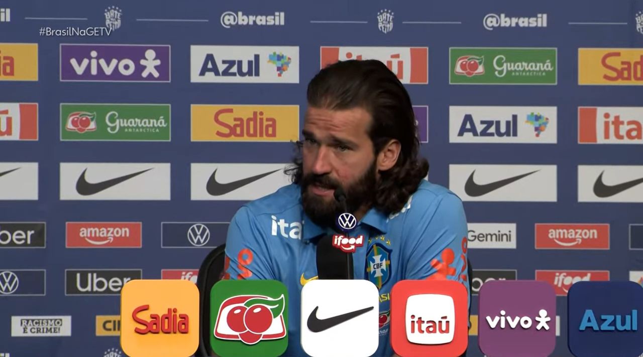 Alisson durante entrevista coletiva da Seleção