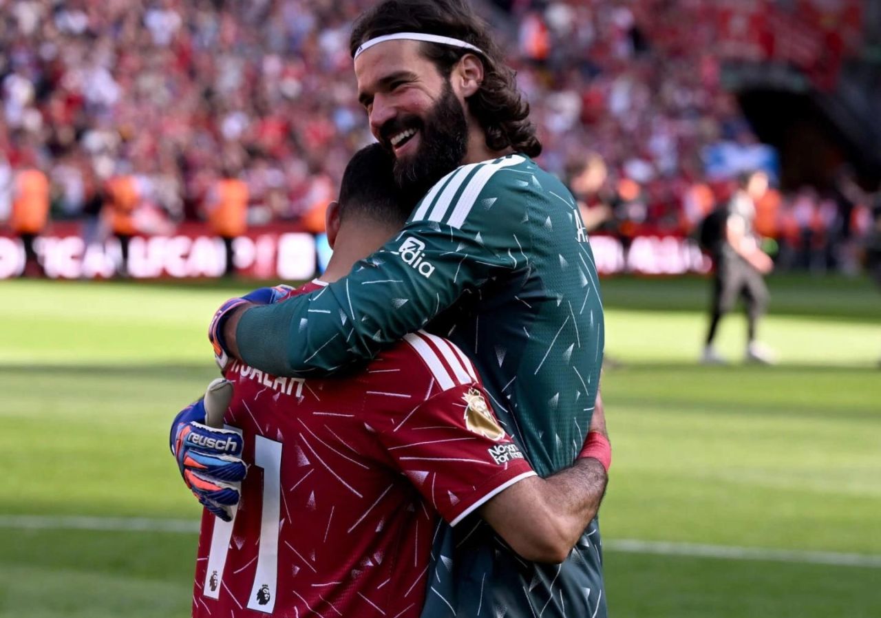 Alisson abraça Salah na despedida do Liverpool