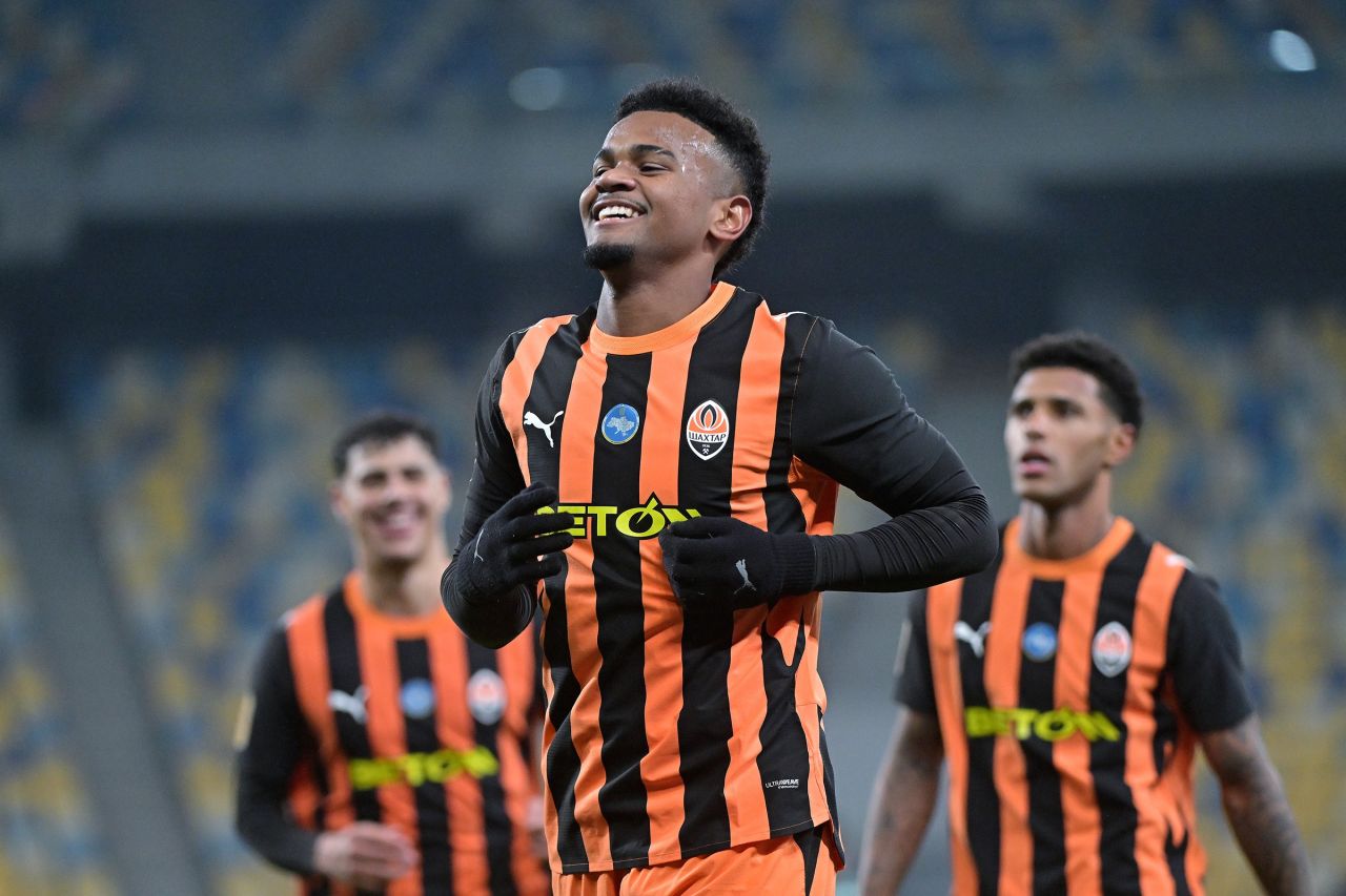 Alisson Santana comemorando gol pelo Shakhtar Donetsk