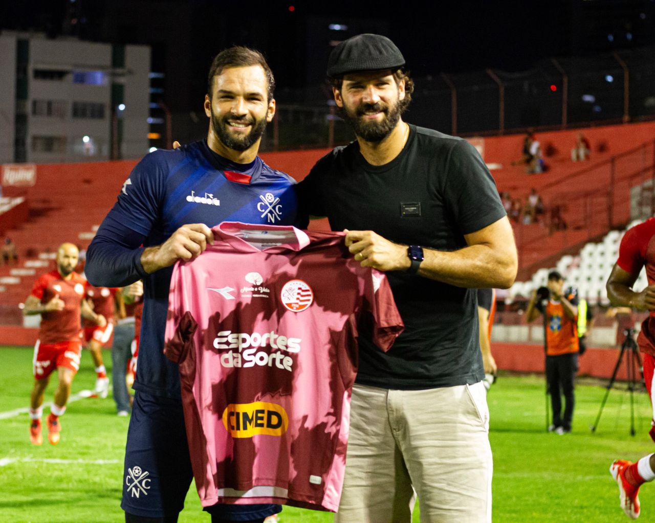 Alisson emocionado lendo carta do irmão