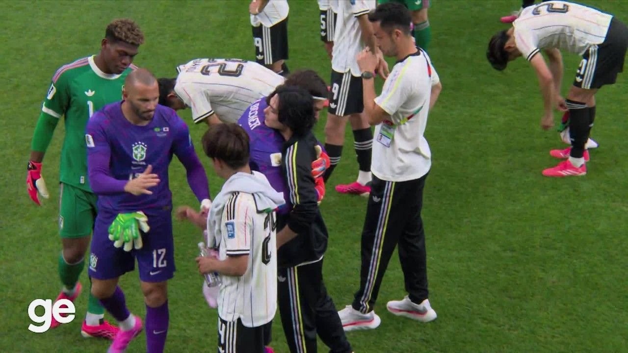 Alisson e Weverton cumprimentando jogadores japoneses no gramado