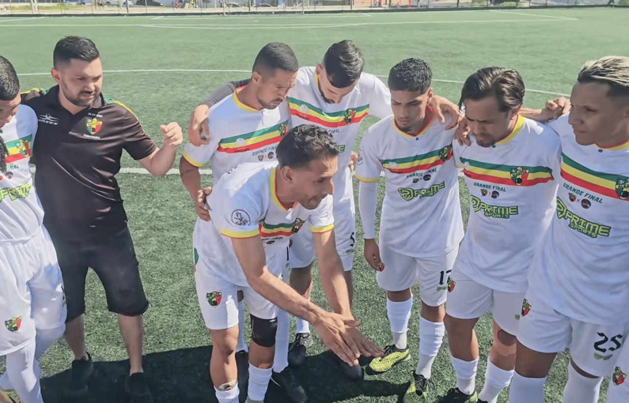 Jogadores do Alkayda comemorando o título da Copa da Amizade