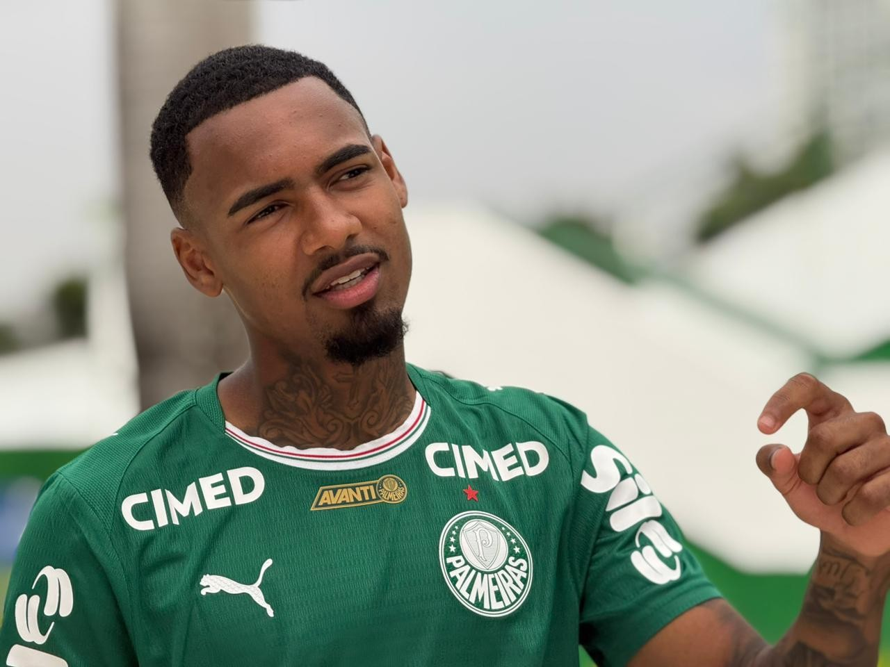 Allan comemorando um gol pelo Palmeiras, mão formando L