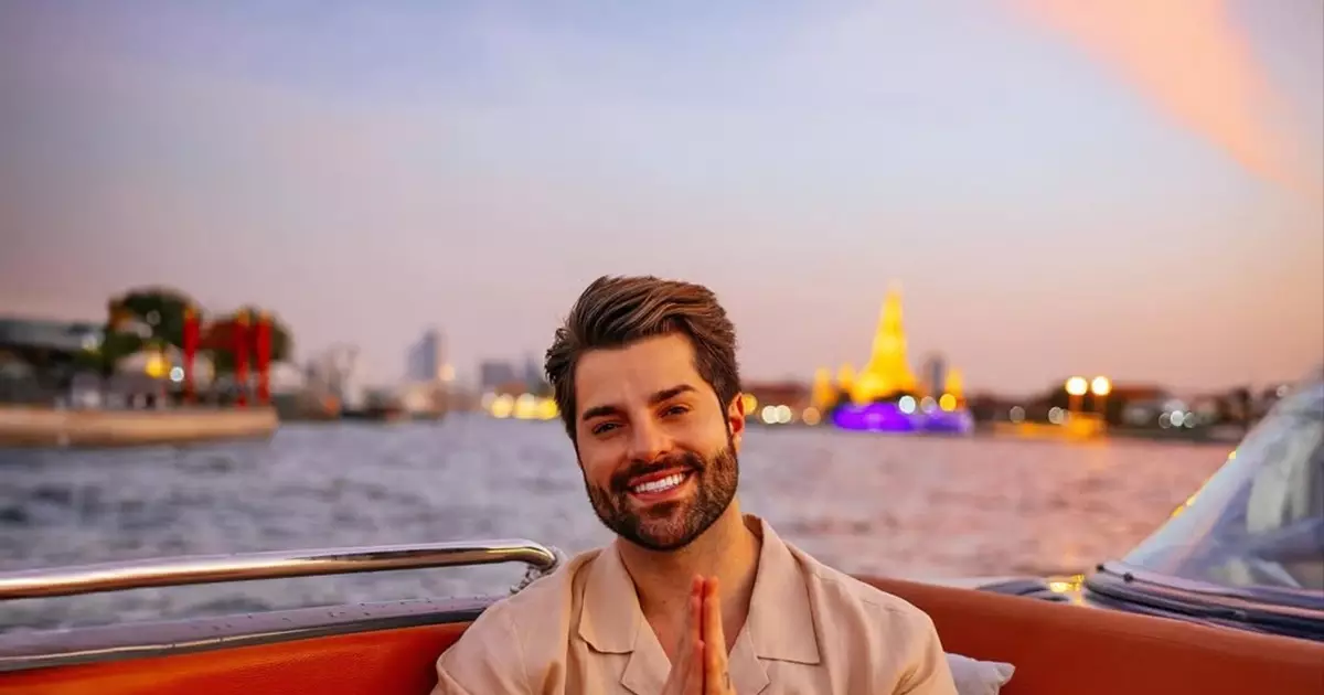 Alok no palco com os pais e o irmão