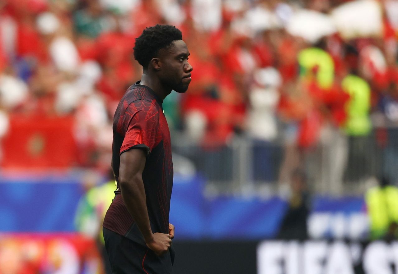 Alphonso Davies aquecendo antes da partida