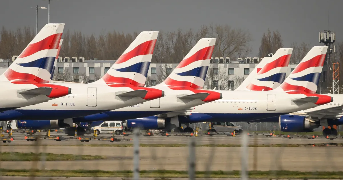 Tanques de combustível e avião na pista