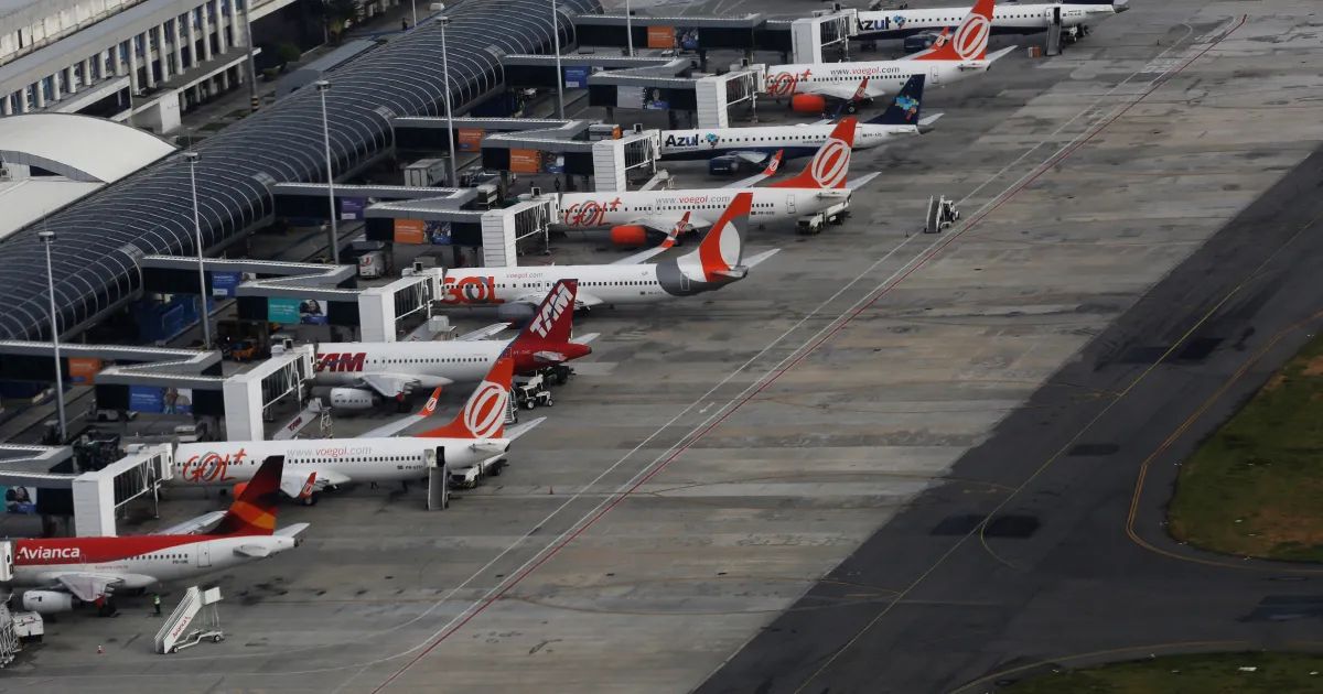 Avião decolando em aeroporto